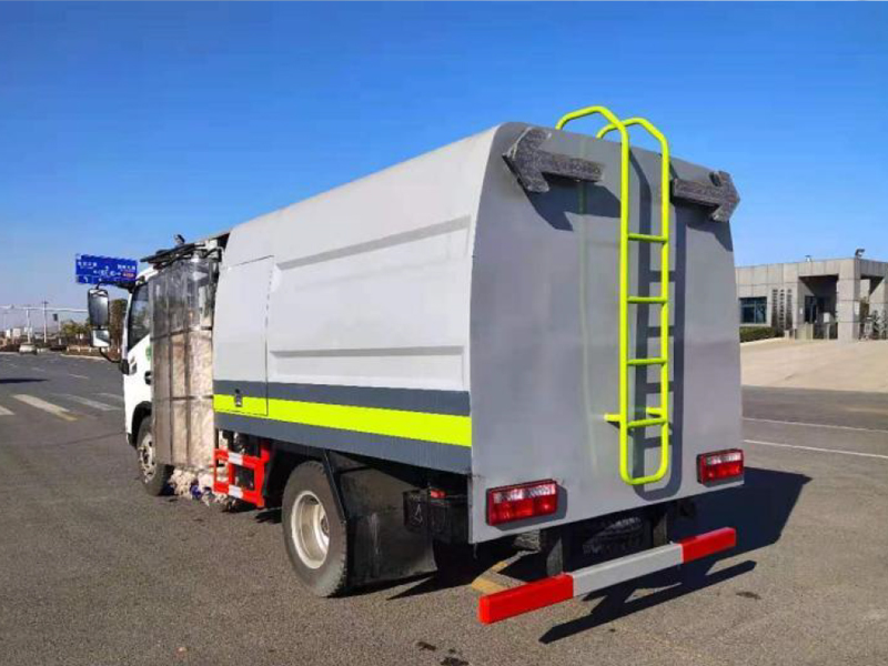 東風(fēng)小多利卡中置護(hù)欄清洗車(chē)