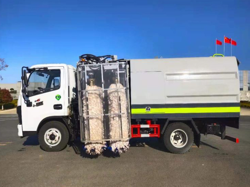 東風(fēng)小多利卡中置護(hù)欄清洗車(chē)